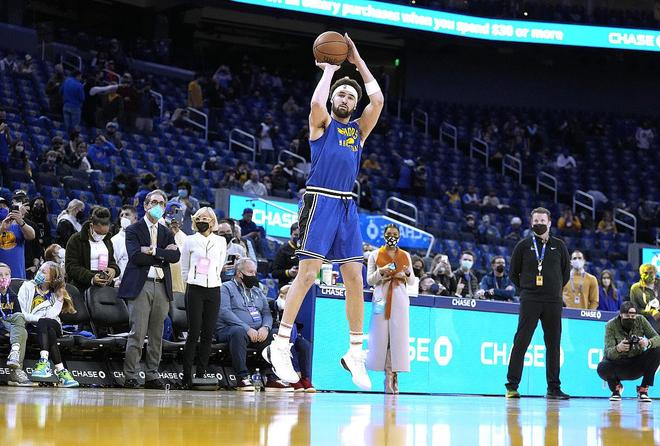 九游欢乐APP：勇士队战术调整：科尔计划增加快速转移球战术