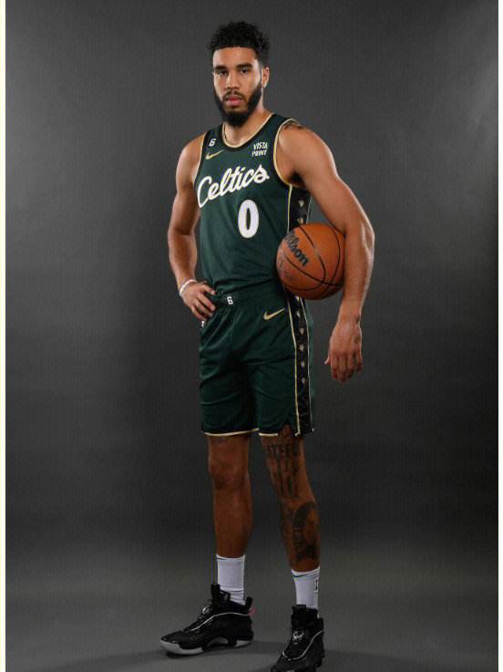 关于九游欢乐APP：NBA球星纪录片：讲述比尔·拉塞尔的传奇一生的信息