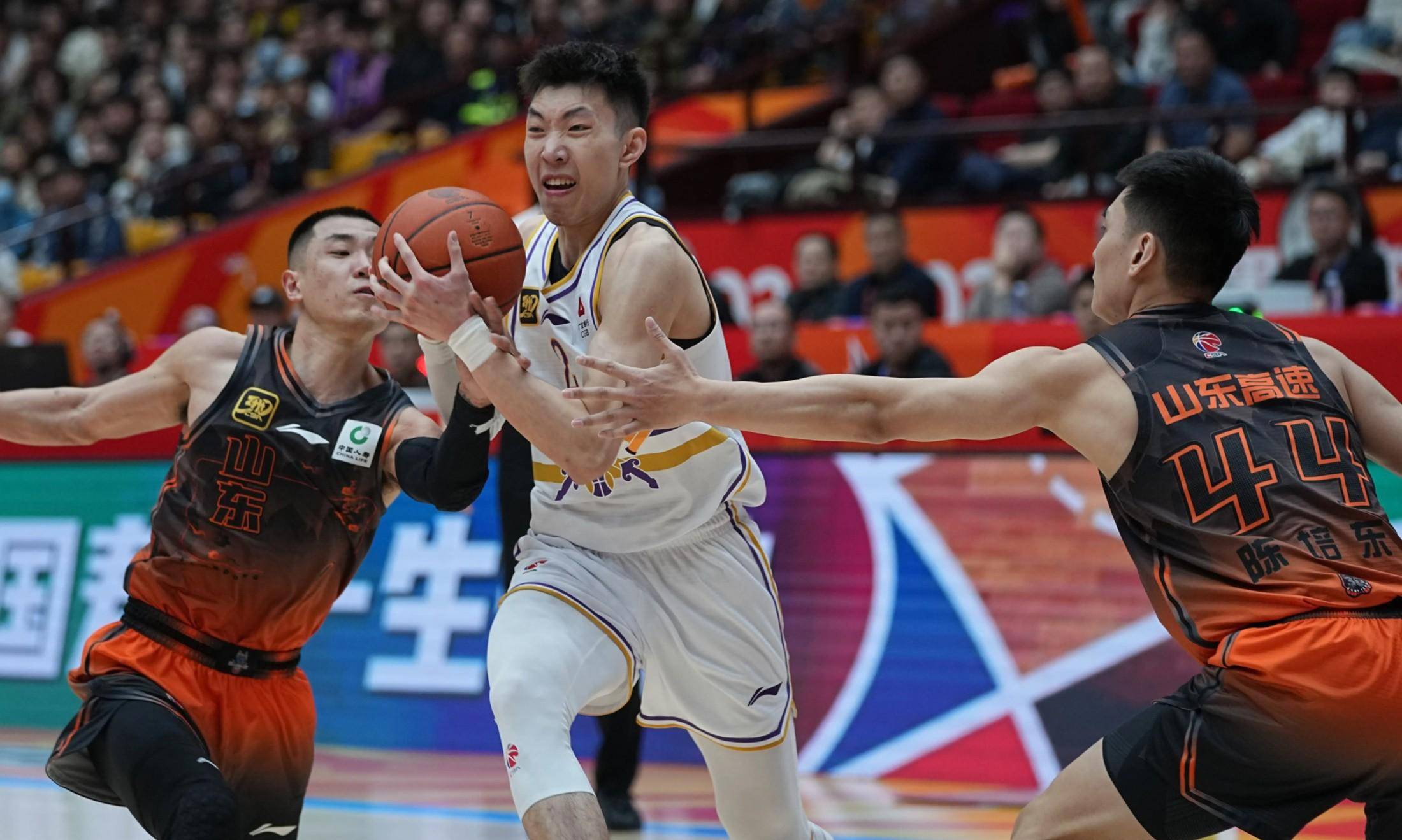 九游欢乐平台：CBA季后赛半决赛战况激烈，悬念丛生