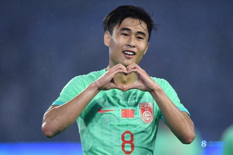 包含九游欢乐官方网站:年轻球员戴伟浚“技术扶贫”？球迷：中国足球的希望全靠他了？的词条