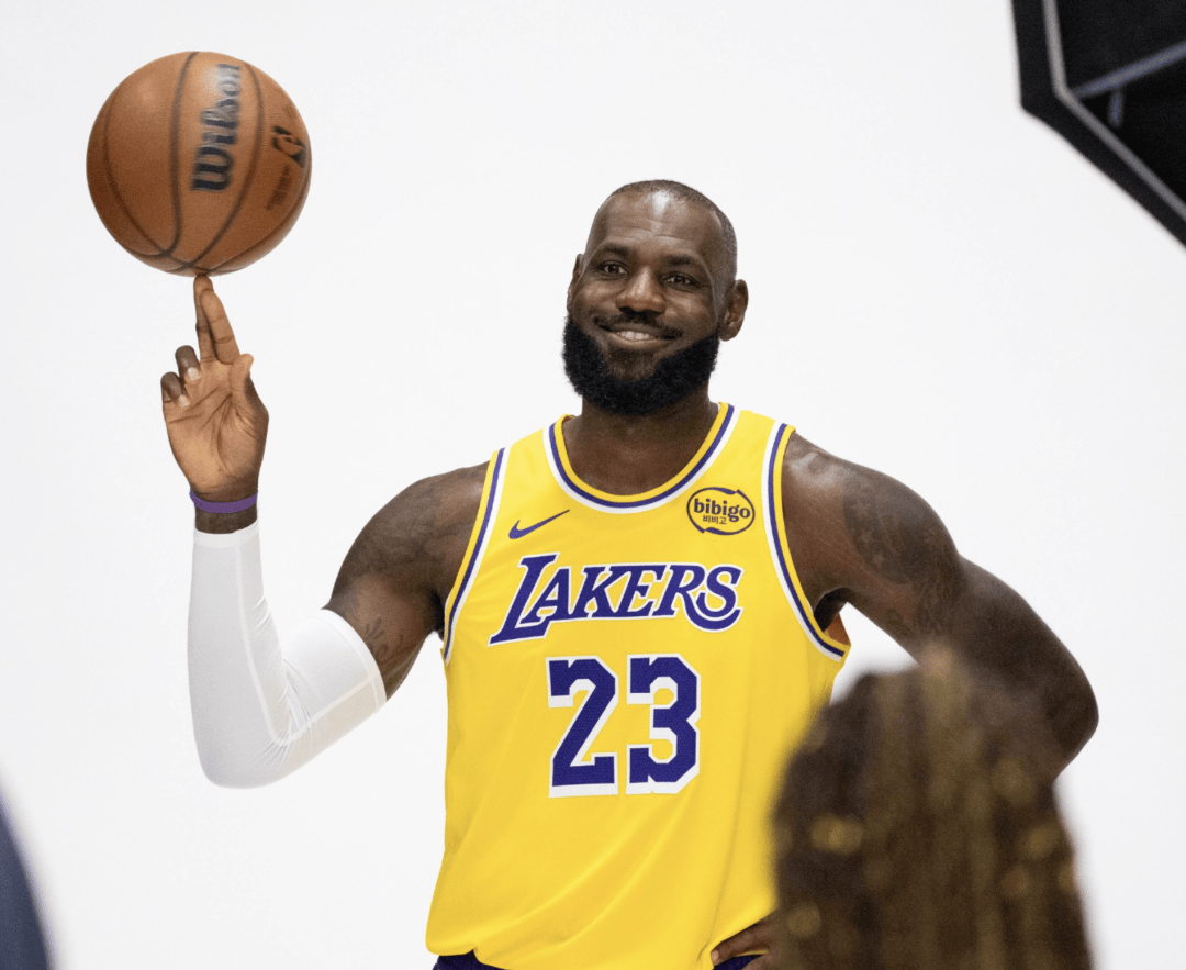 九游欢乐APP：湖人队训练营：詹姆斯指导年轻球员，传授经验